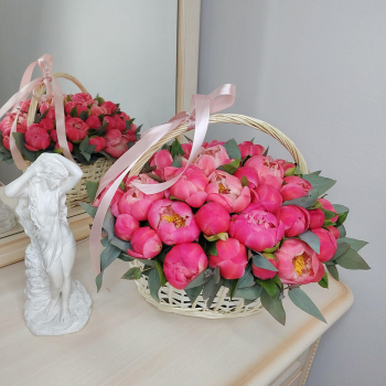 Коралловые пионы в корзине - 51 шт.