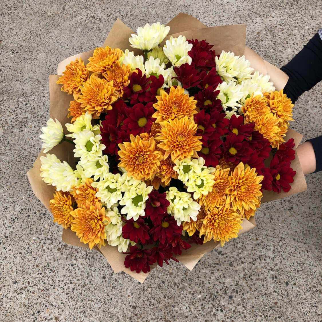 15 хризантем в букете "Яркий микс"