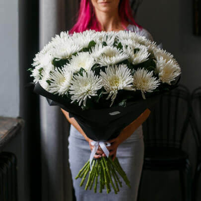 29 белых игольчатых хризантем в букете