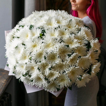 51 белая игольчатая хризантема в букете