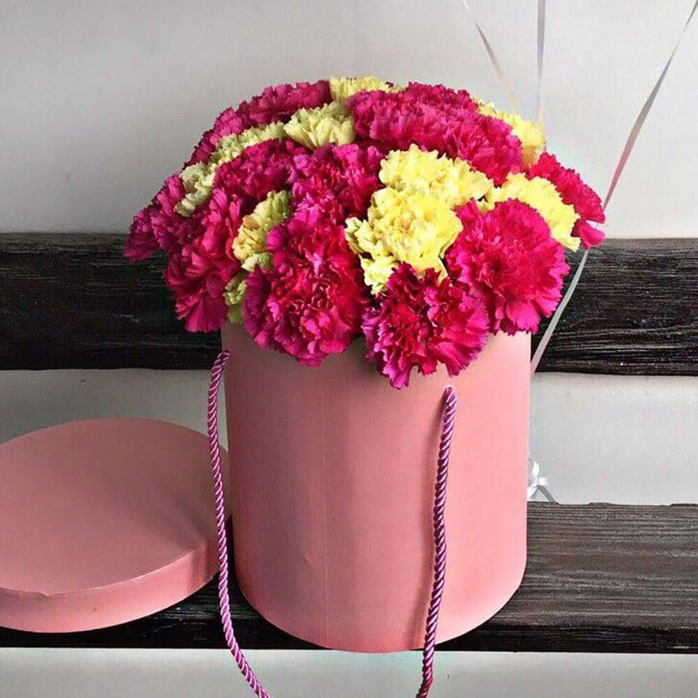 Микс из 29 гвоздик в коробке 