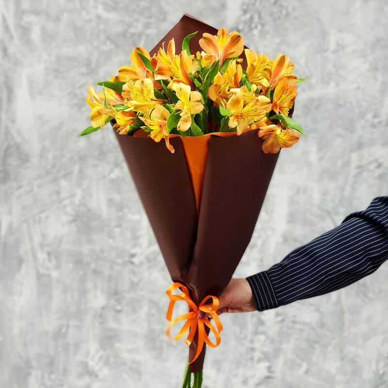 9 желтых альстромерий