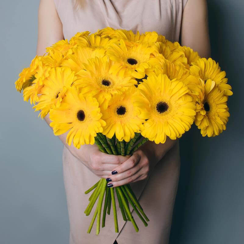 19 желтых гербер в букете