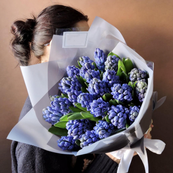 19 голубых гиацинт в букете