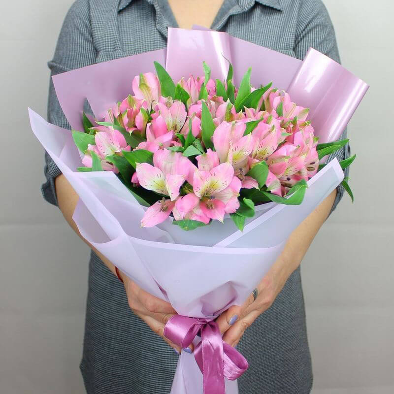 9 розовых альстромерий