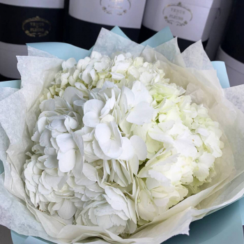 3 белых гортензии в букете