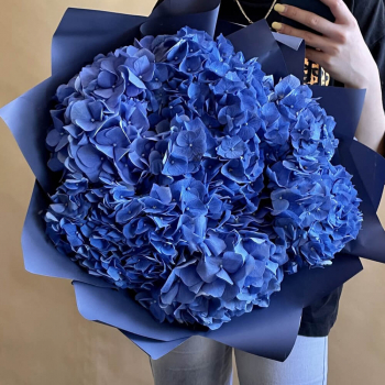5 синих гортензий в букете