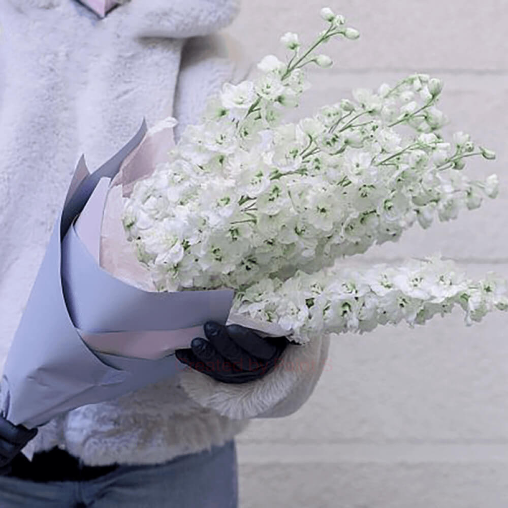 9 белых дельфиниумов