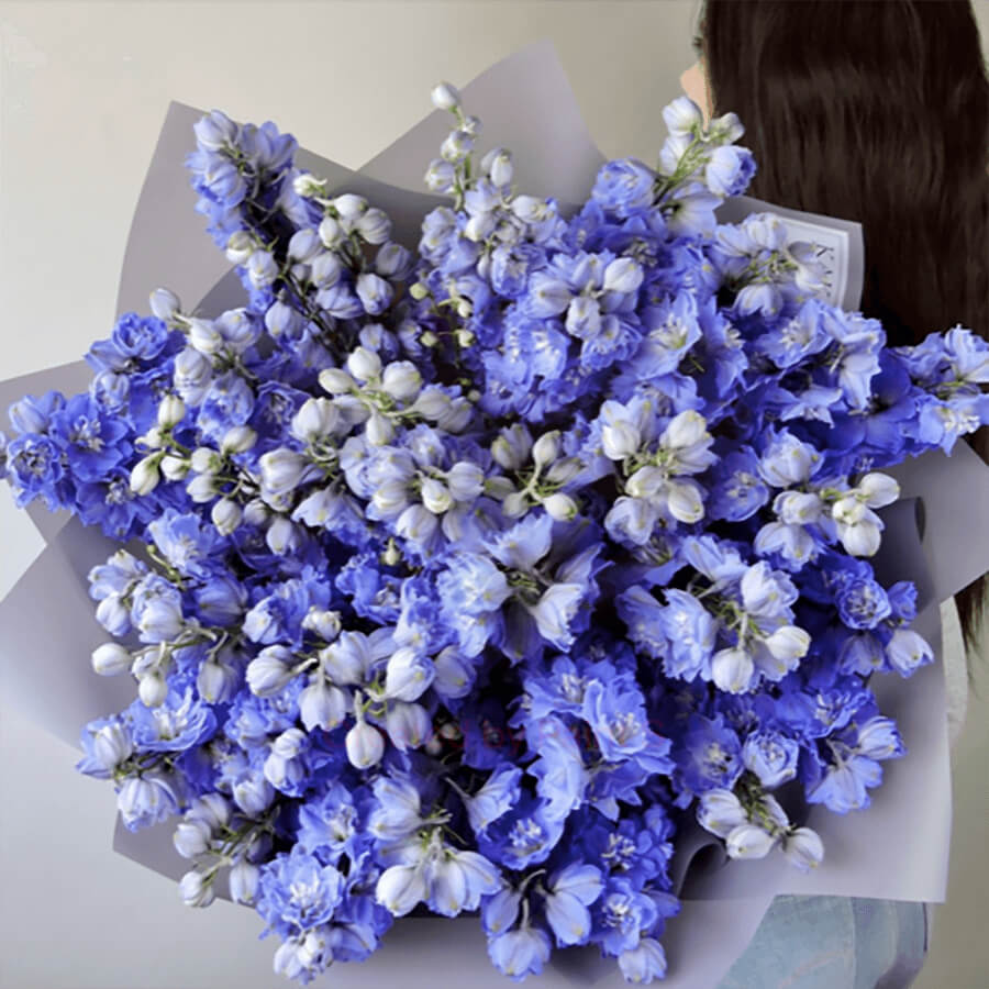 41 голубой дельфиниум в букете