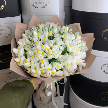 51 белый ирис в букете