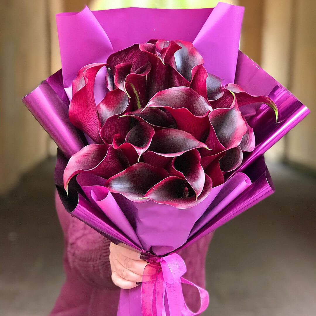 19 черных калл в букете