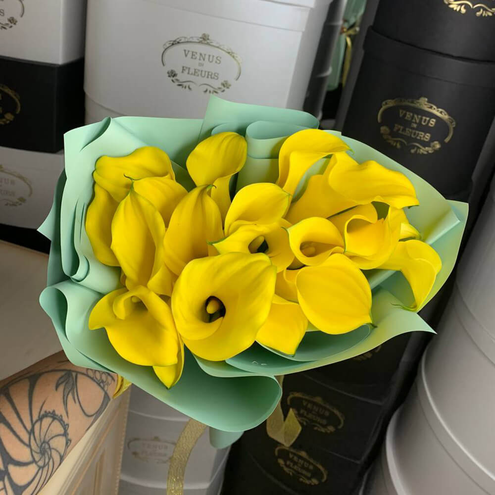 19 желтых калл в букете