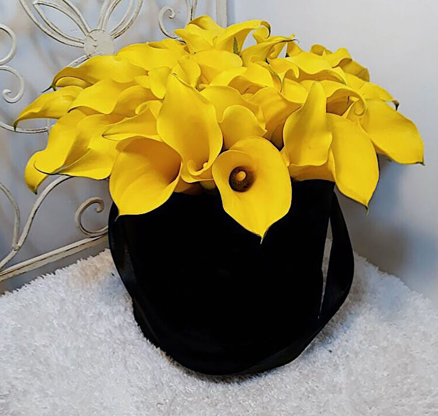 41 желтая калла в коробке