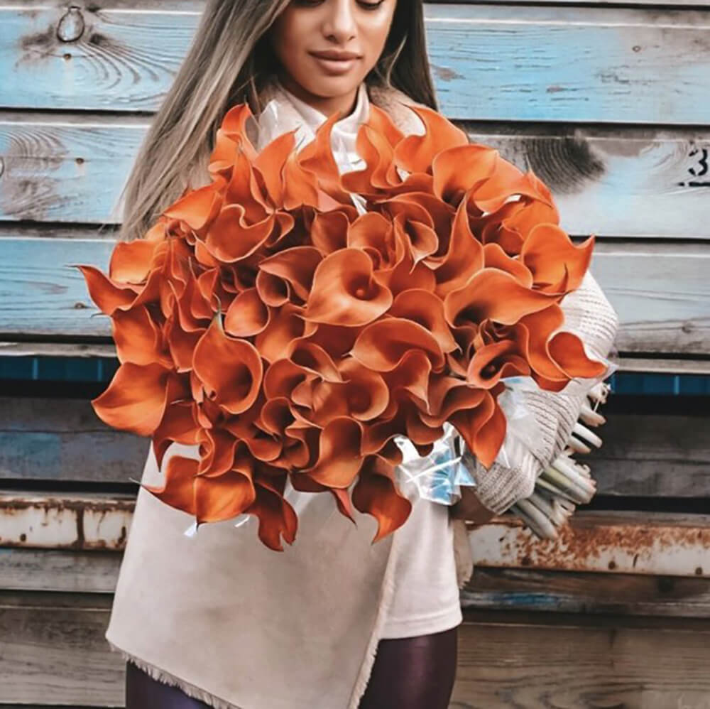 81 оранжевая калла в букете