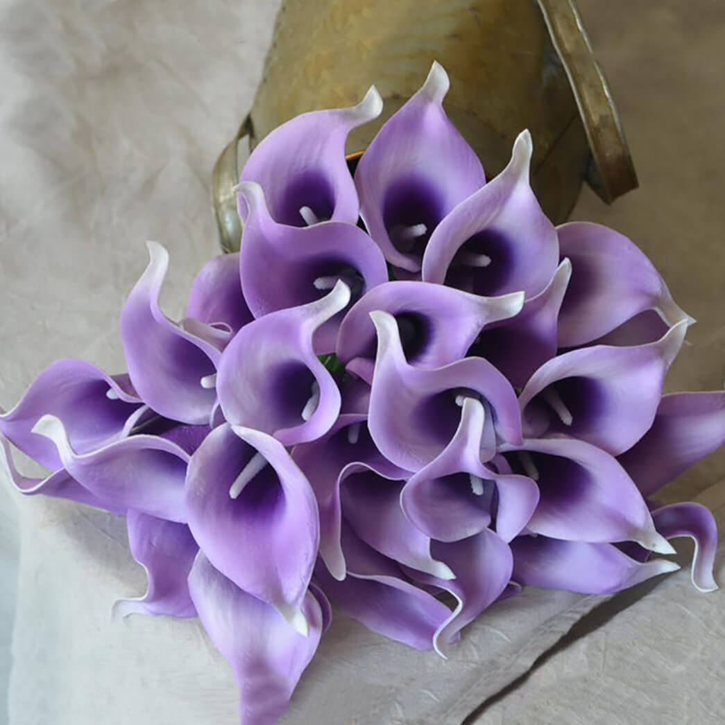 25 сиреневых калл в букете