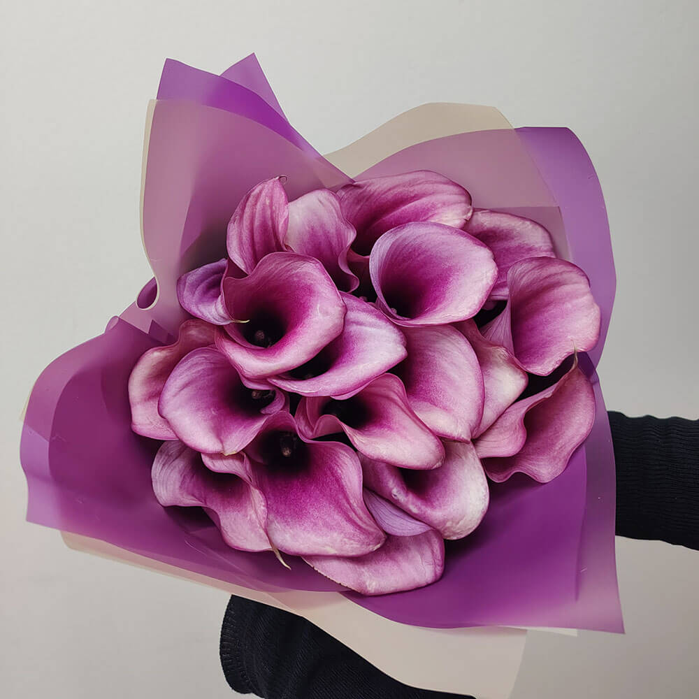 19 фиолетовых калл в букете