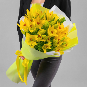 15 желтых лилий в букете