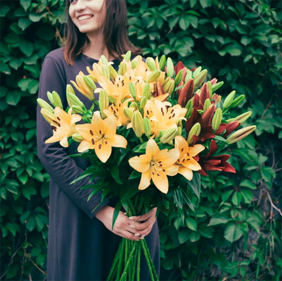 Желто-красный микс из 19 лилий