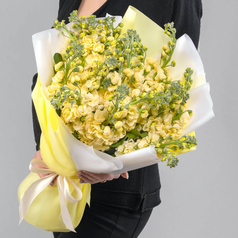 19 желтых маттиол в букете