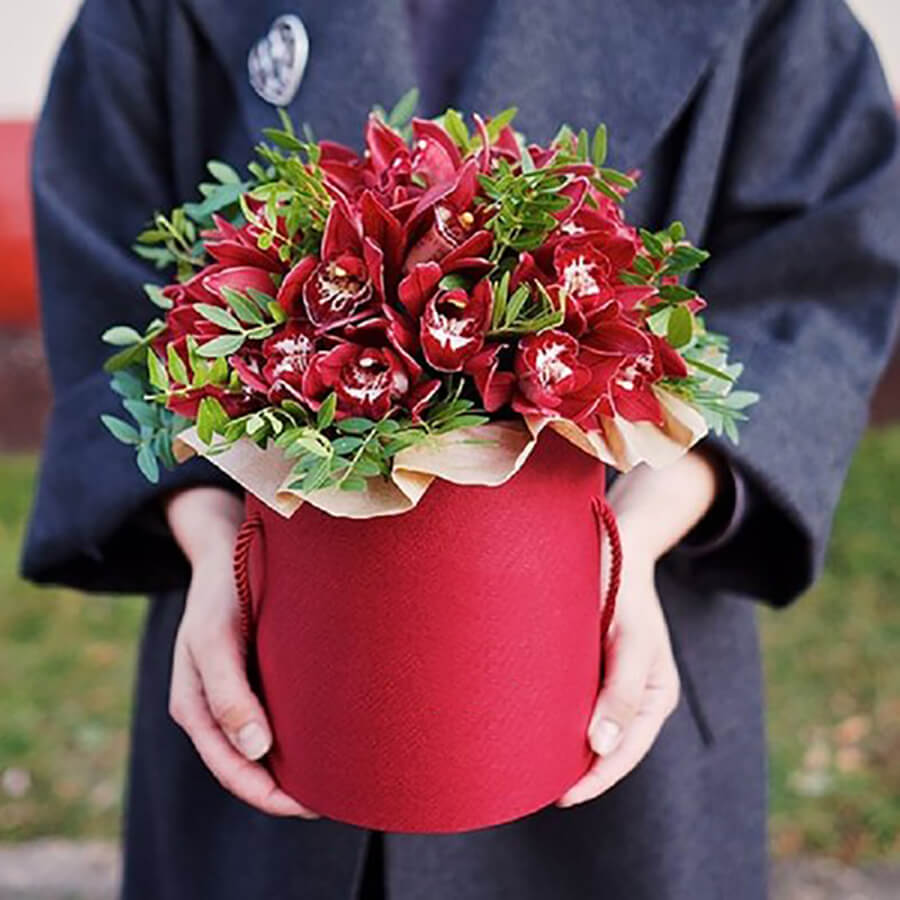 25 красных орхидей с писташью в коробке