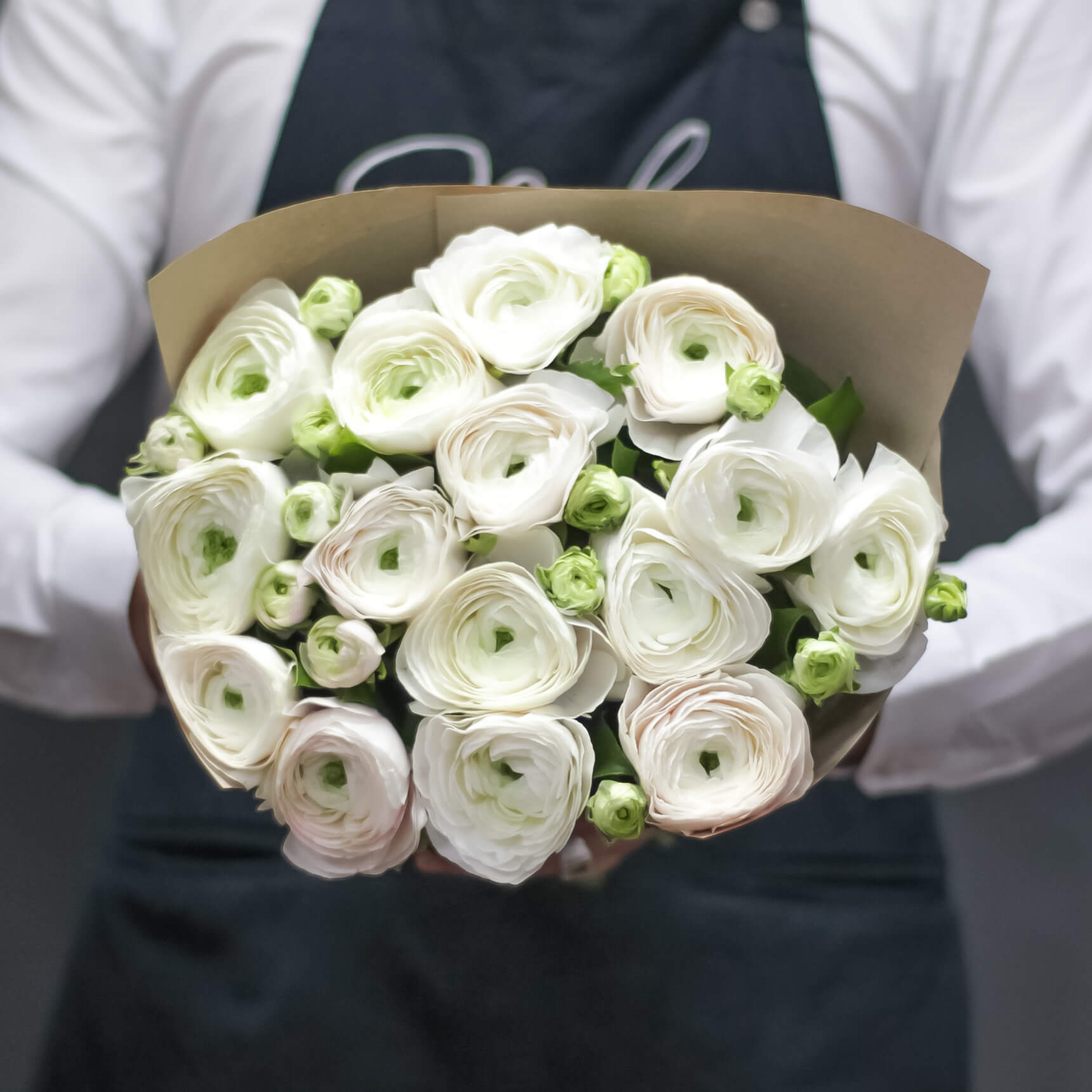 19 белых ранункулюсов в букете