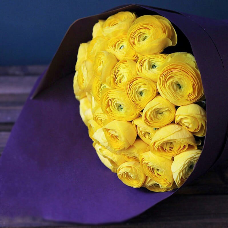 29 желтых ранункулюсов в букете