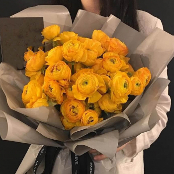 41 желтый ранункулюс в букете