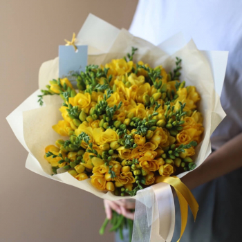 51 желтая фрезия в букете