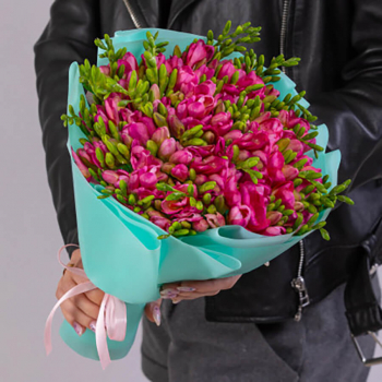 51 розовая фрезия в букете