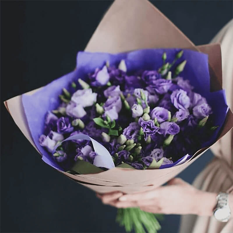 19 синих эустом в букете