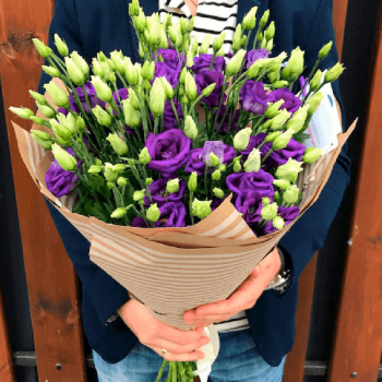 29 фиолетовых эустом в букете