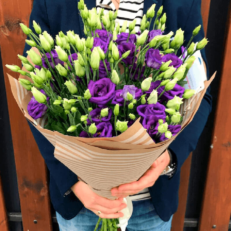 29 фиолетовых эустом в букете