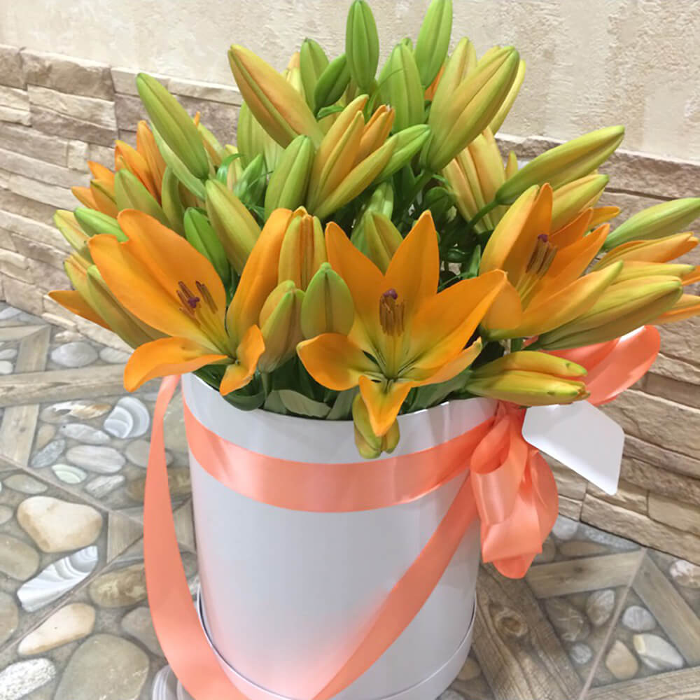 Оранжевые лилии в коробке от 9 шт.