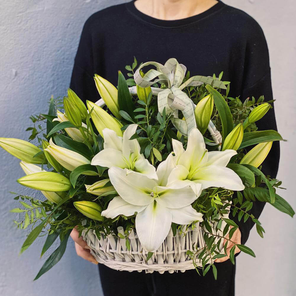 9 белых лилий в корзине