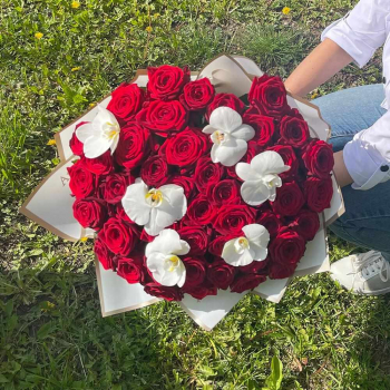 Красные розы с орхидеями - 51 шт. Красные розы с орхидеями - 51 шт.