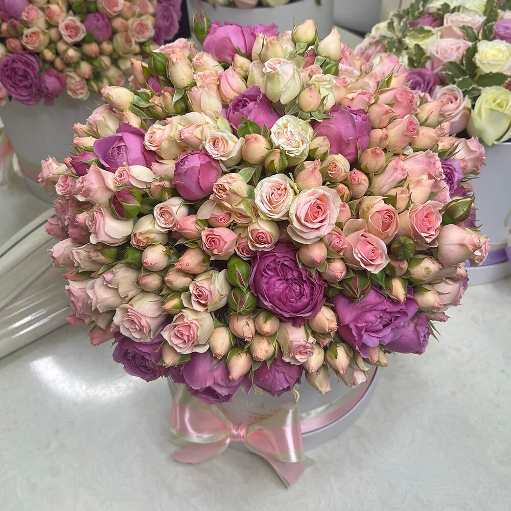 Микс из пионовидных роз в коробке от 19 шт.