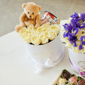Белые розы с мишкой - 21 шт.