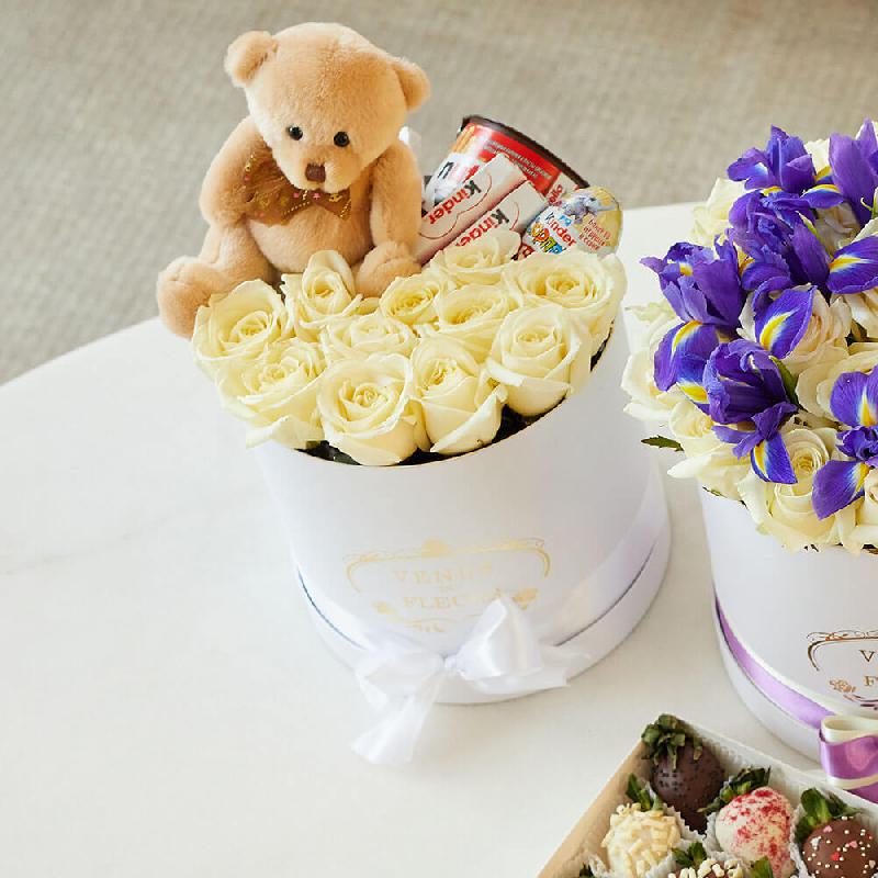 Белые розы с мишкой - 21 шт.