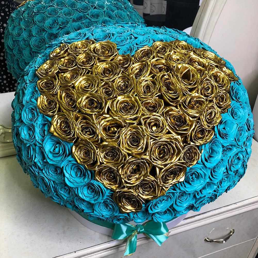 Бирюзовые розы с сердцем (шар) от 101 шт.