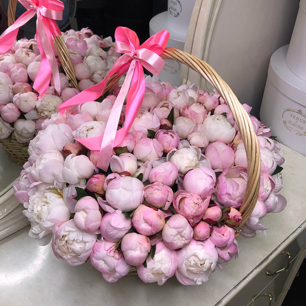 Розовые пионы в корзине - 101 шт.