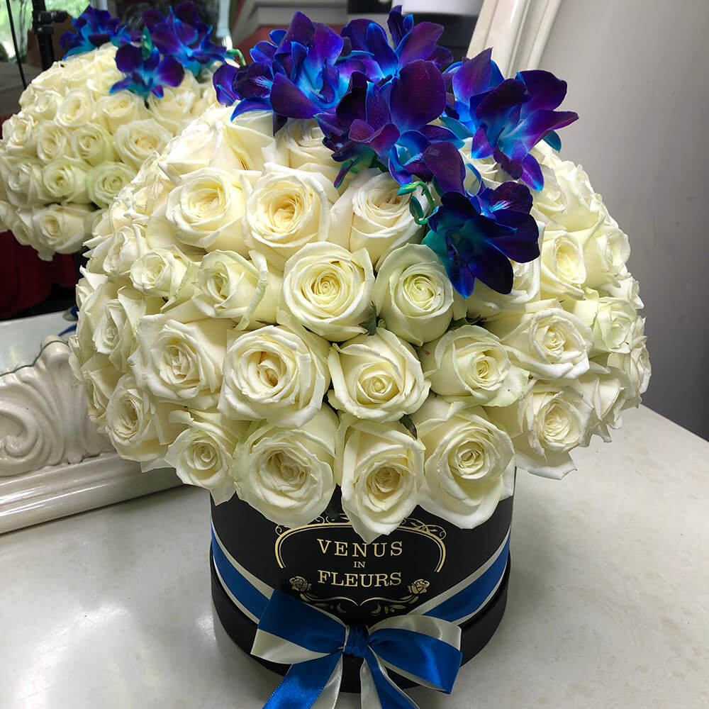 Белые розы с синими орхидеями - 101 шт.