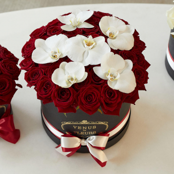 Красные розы с орхидеями от 19 шт.