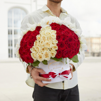 Красно-белые розы с орхидеей от 131 шт. Красно-белые розы с орхидеей от 131 шт.