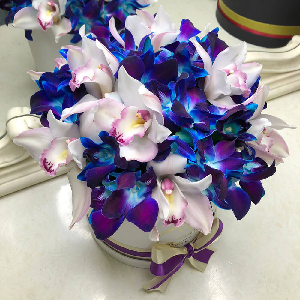 Бело-синие орхидеи в коробке от 29 шт.