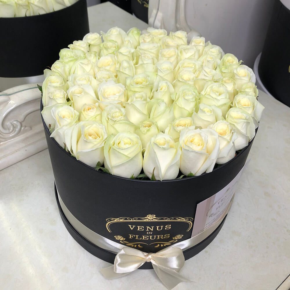 45 белых роз в коробке
