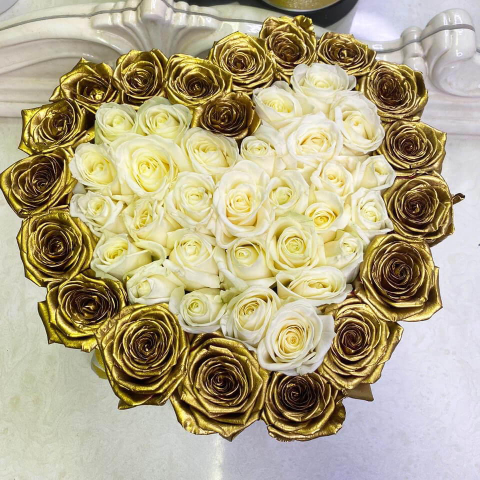 45 белых роз с золотой окантовкой