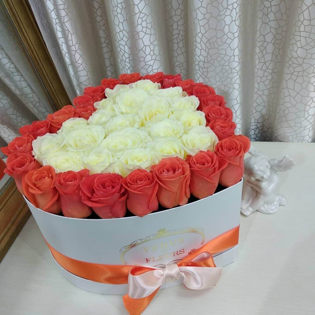 45 белых роз с коралловой окантовкой - сердце