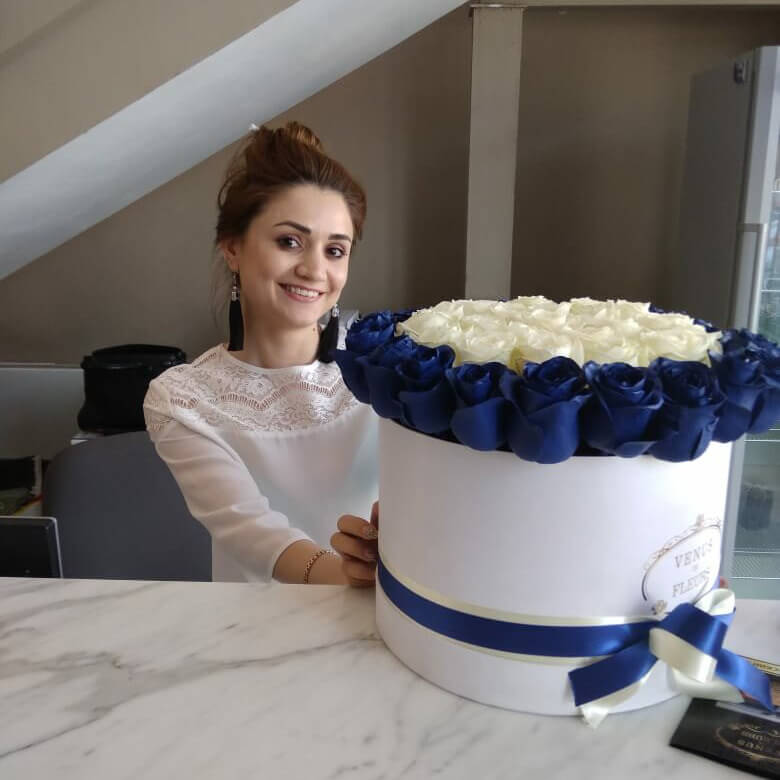 41 белая роза с синей окантовкой