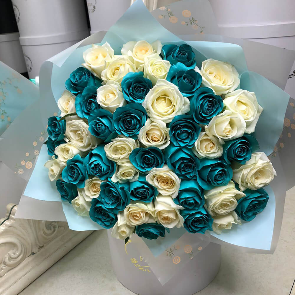 41 бело-бирюзовая роза в букете