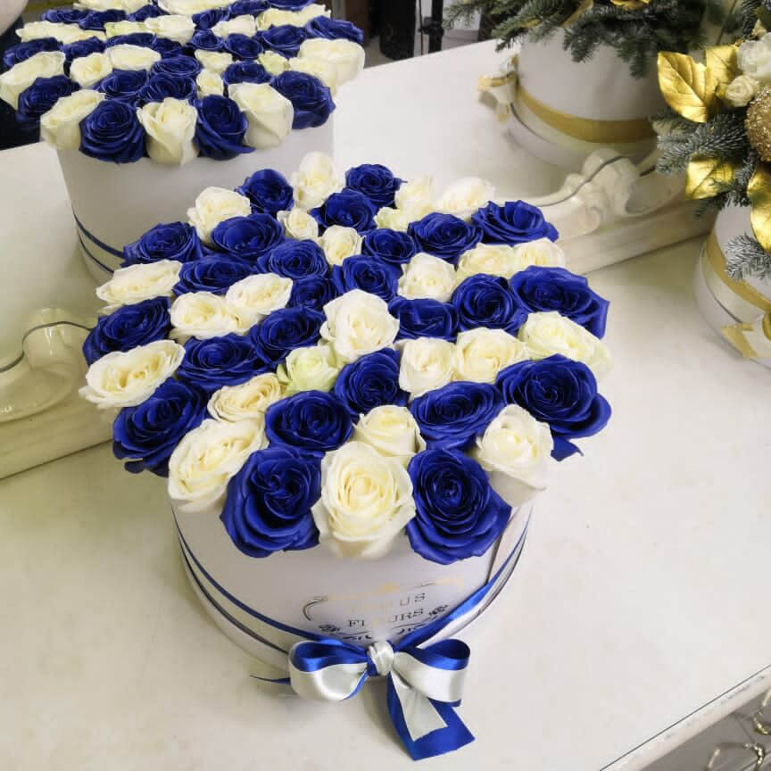 45 бело-синих роз в коробке